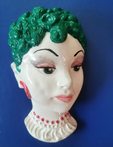 Kitsch lady wall - wall, hand