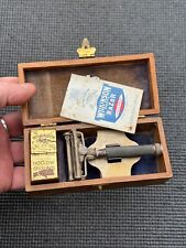 VINTAGE BOXED WILKINSON SWORD RAZOR.