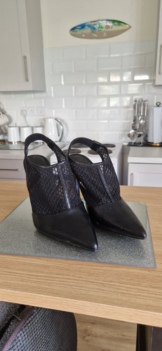 Size black next - 4,