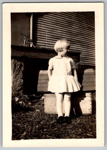 Vtg snapshot little girl - b&w,