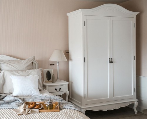 Vintage chic white bedroom - chic,