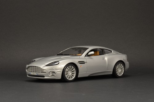 Bburago aston martin - 1/18, v12