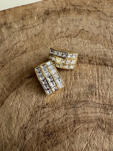 Sphinx clip earrings - on,