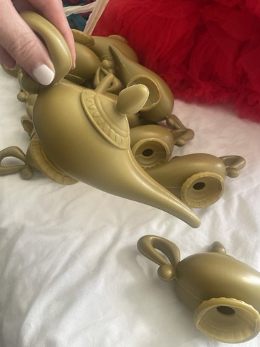 Aladdin genie lamp gold - genie,