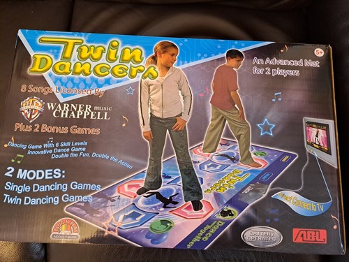 Twin dancers plug - twin, play