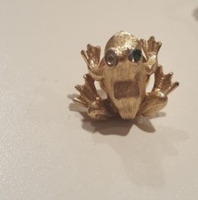 Avon small Gold Tone Frog Pin