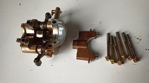 Rocker arm bracket camshaft