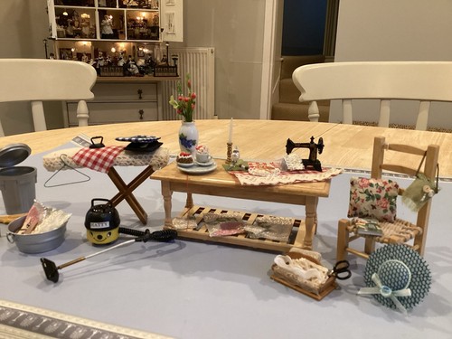 Dolls house scale - dolls,