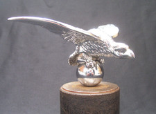 VINTAGE 1930s DESMO EAGLE ON BALL CAR RAD CAP MASCOT ~ RAF BONNET HOOD ORNAMENT