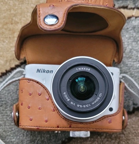 Nikon white compact - j1,
