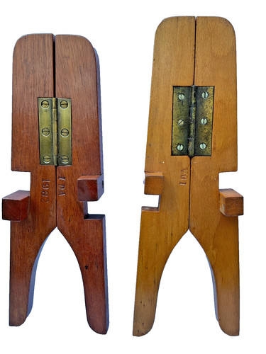 Two folding boot - two, jacks.