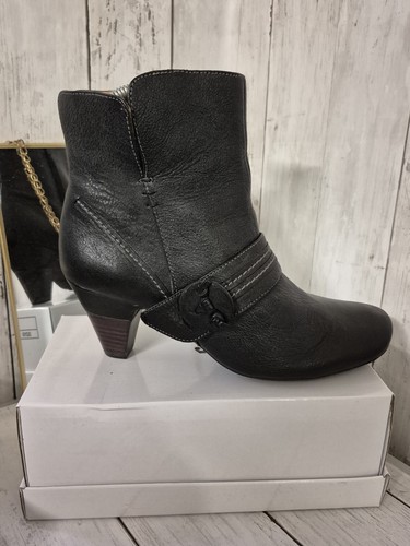 Clarks softwear wide fit - clarks, uk
