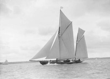 The ketch Valdora sailing