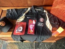 BNWT MAN UTD NIKE AIG AWAY POLO SHIRT, CAP, WRISTBANDS & ALARM CLOCK SET