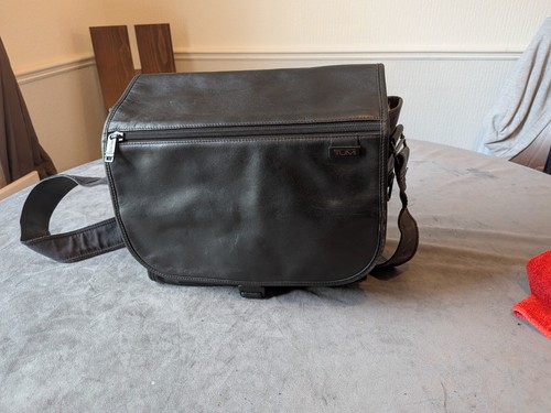 Tumi black leather messenger - leather,