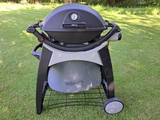 Weber Q2000 Gas BBQ on Cart