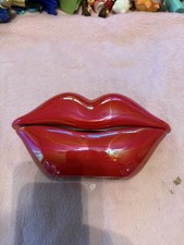 Red Hot Lips Push Button