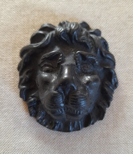 Carved lions head black - head,