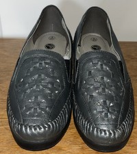 PAVERS SILVER PEARLISED LOW WEDGE COURT SHOES WITH DETAILED TOPS SIZE 4. (B1)