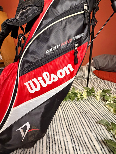 Wilson deep red tour - deep, stand