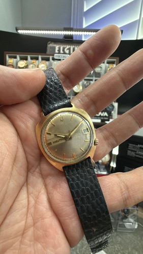 Accutron golden shield 218 - golden,