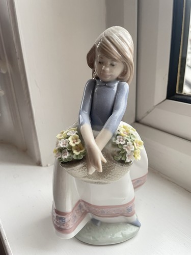 Lladro may flowers - 'may, flowers'