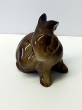 Beswick - Scratching Ear, Rabbit 824 figurine. Made in England