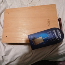 Winsor & Newton Medway Table