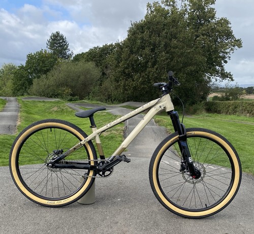 Polygon trid dirt jump - jump, bike