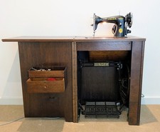 SINGER ELECTRIC OPERATED SEWING MACHINE In WOODEN (OAK?) CASED CABINET