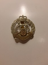 BRITISH ARMY CAP BADGE. THE ROYAL HAMPSHIRE REGIMENT QUEENS CROWN
