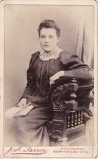 VICT. CDV PHOTO.  LADY HOLDING OPEN BOOK BY J.S. FARRER,BRAMPTON. PICTURE BACK