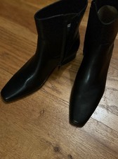 Black boots size 5 BN