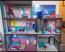 LOL summer house. Comes with pool on the bottom floor and also with furniture 