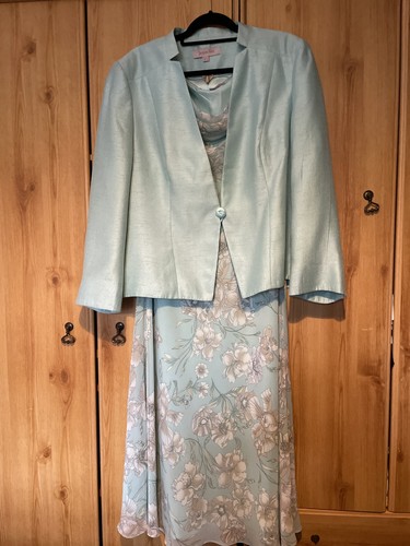 Pretty green floaty wedding - pretty,