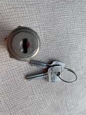 ROWE AMI JUKEBOX LOCK AND KEYS C256A . MM5 THROUGH TO R81
