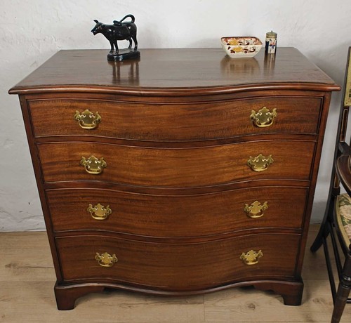 Serpentine chest drawers 4 - of,