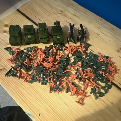100 plastic toy soldiers - toy, army