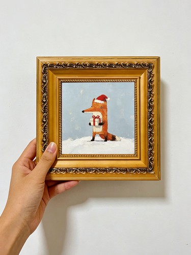 Fox santa hat holding - in,