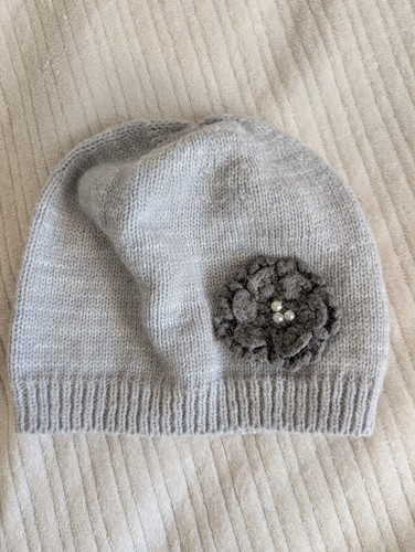 Grey winter hat with - , flower