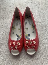 Pavers red with beige yellow floral peep toe court style wedge heel shoe Size 6