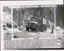 1961 Press Photo Army truck passes through White Pass after landslide in WA