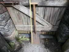 WOODEN HANDLE SHOVEL IN GOOD USEABLE CONDITION