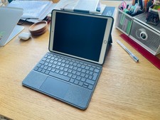 iPad Pro 1st Gen - 512 GB Gold, Bundle w/ Logitech Combo Case & Apple Pencil