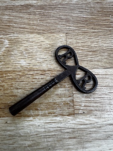 Antique victorian clock - key,