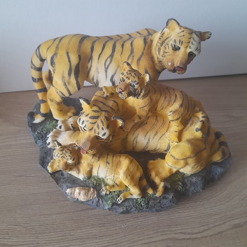 Siberian tiger family sculture - siberian,