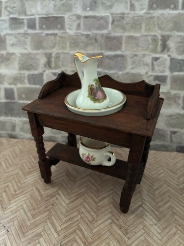 Dolls house scale - dolls,