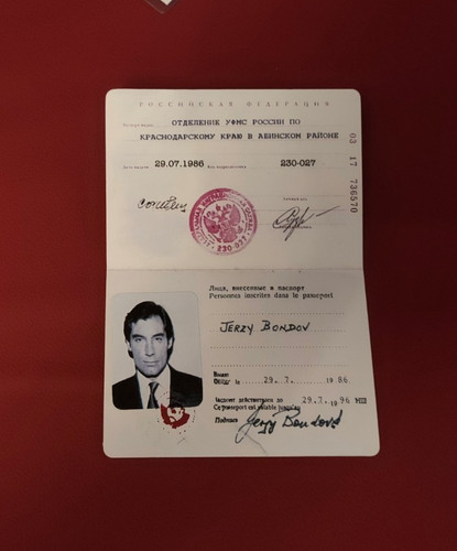 Prop james bond the living - prop,