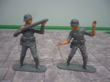 DINKY GERMAN SOLDIERS FOR 694 TANK BUSTER /  656 88MM FLAK GUN TOY SOLDIERS