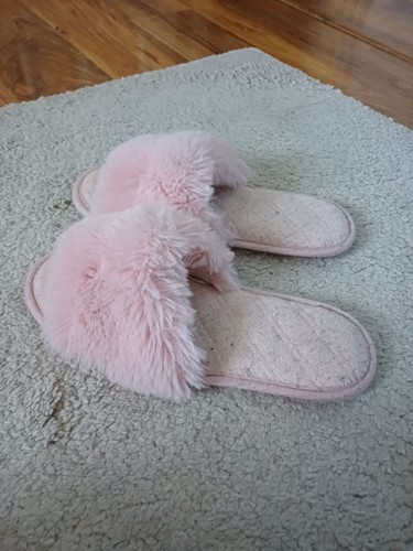 Fluffy light pink slippers - pink,